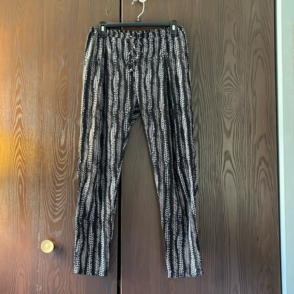 14th & Union black with white casual pants. Size Small.